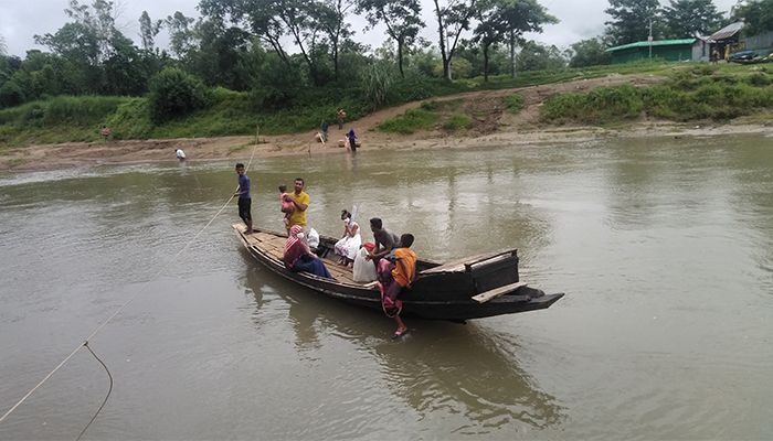 রশি টেনে খেয়া পারাপার