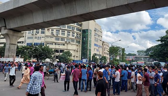 মন্দিরে-মণ্ডপে হামলার প্রতিবাদে শাহবাগে সড়ক অবরোধ