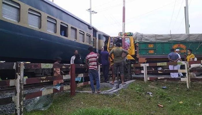 ট্রাকের ধাক্কায় চলন্ত ট্রেনের ইঞ্জিন বিকল