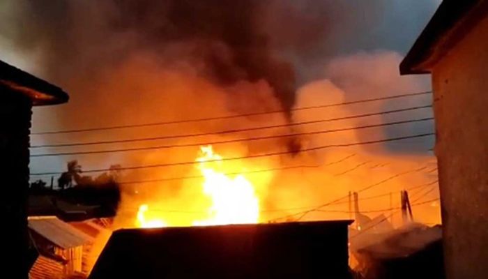 পটুয়াখালী নিউমার্কেটে ভয়াবহ আগুন, ৮০ দোকান ভস্মীভূত