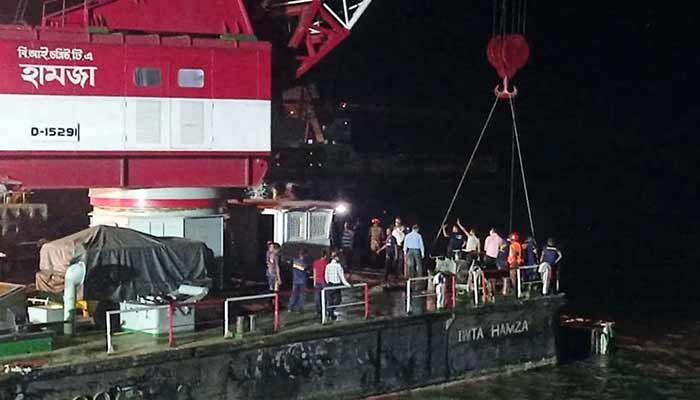 এখনো পানির নিচে ১০ ট্রাক, উদ্ধার অভিযান স্থগিত