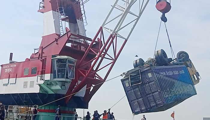 ডুবে যাওয়া সবকটি যান উদ্ধার