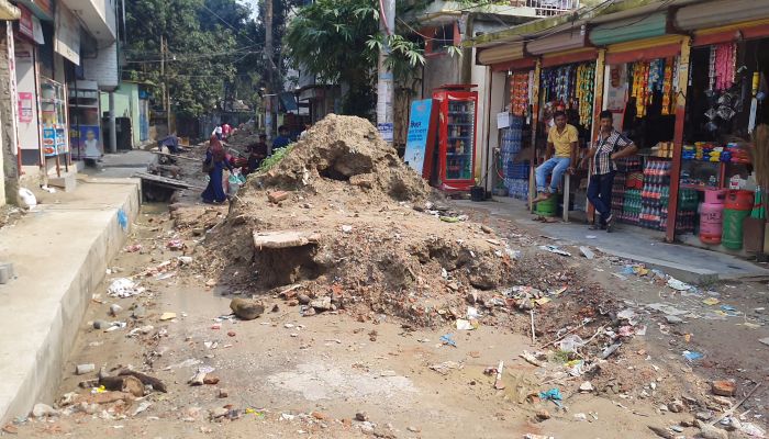 বেহাল রাস্তায় চরম দুর্ভোগে টাঙ্গাইল পৌরবাসী