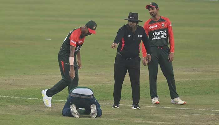 মুস্তাফিজের পায়ে পড়া সেই দর্শক থানায়