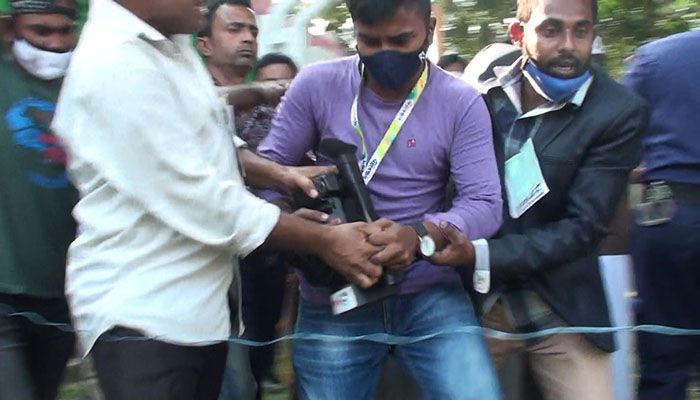 জামালপুরে সাংবাদিক লাঞ্ছিত, ব্যালট বাক্স ছিনতাই