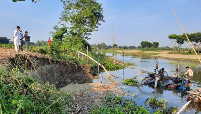 ধলেশ্বরী নদীতে অবৈধ বালু উত্তোলন, হুমকিতে ফসলি জমি