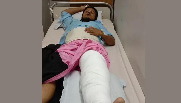 শিক্ষককে চলন্ত বাস থেকে ধাক্কা দিয়ে চাপা দেওয়ার চেষ্টা