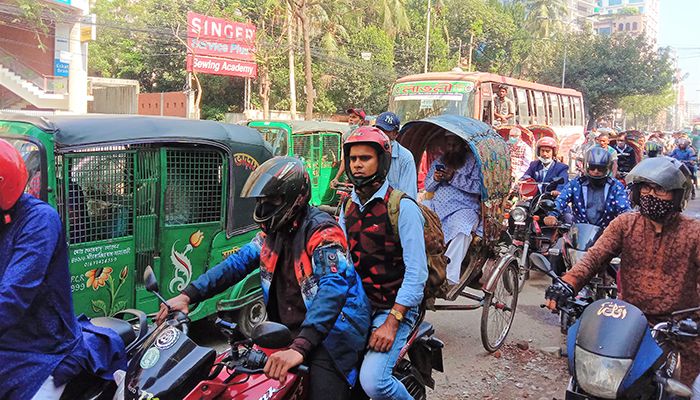 অতিরিক্ত ভাড়া-যানজটে সাধারণের ভোগান্তি