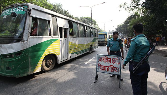 সিএনজিচালিত গণপরিবহনে স্টিকার না লাগালে ব্যবস্থা