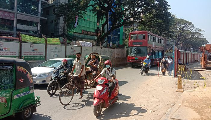 রাজধানীতে অঘোষিত পরিবহন ধর্মঘট, ভোগান্তিতে যাত্রীরা