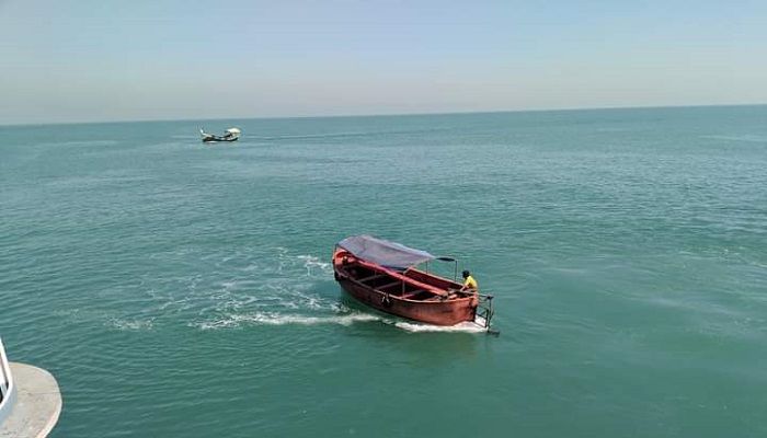 মাঝিমাল্লাসহ ৪টি ট্রলার নিয়ে গেছে মিয়ানমার 