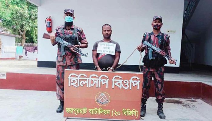 বাংলাদেশে অনুপ্রবেশের দায়ে যুবক গ্রেফতার