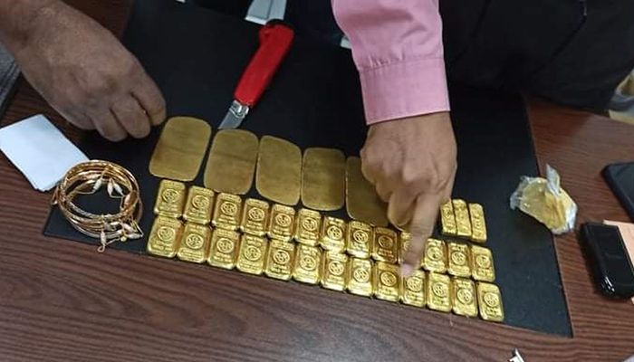 শাহ আমানতে ৪ কেজি স্বর্ণসহ যাত্রী আটক