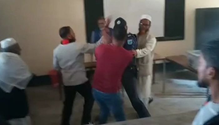 চেয়ারম্যান প্রার্থীর সমর্থকদের সংঘর্ষ, শতাধিক বোমা বিস্ফোরণ