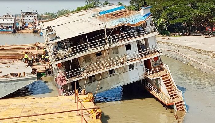 ১১ দিন পর তোলা হলো পাটুরিয়ায় ডুবে যাওয়া ফেরিটি