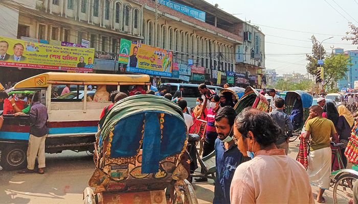 অতিরিক্ত ভাড়া-যানজটে সাধারণের ভোগান্তি