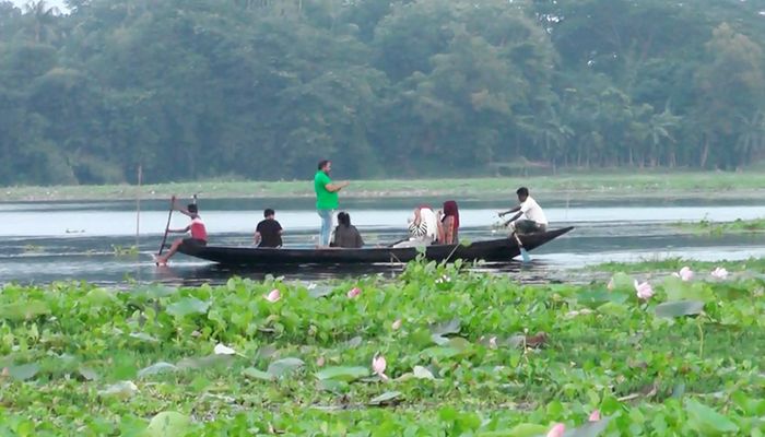 প্রাকৃতিক সৌন্দর্যমণ্ডিত চিনাদীর পদ্মবিল