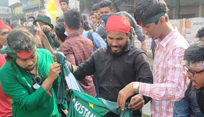 বাংলাদেশের পাকিস্তানি সমর্থকের জার্সি খুলে নিলেন ভক্তরা