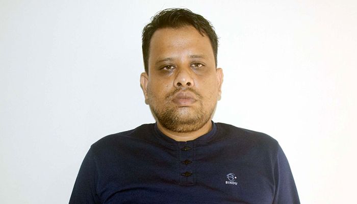 বুথ থেকে টাকা চুরির অভিযোগে ব্যাংক কর্মকর্তা গ্রেফতার
