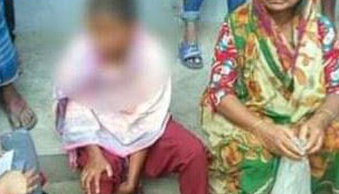 নারীর চুল কেটে বিবস্ত্র করে নির্যাতন