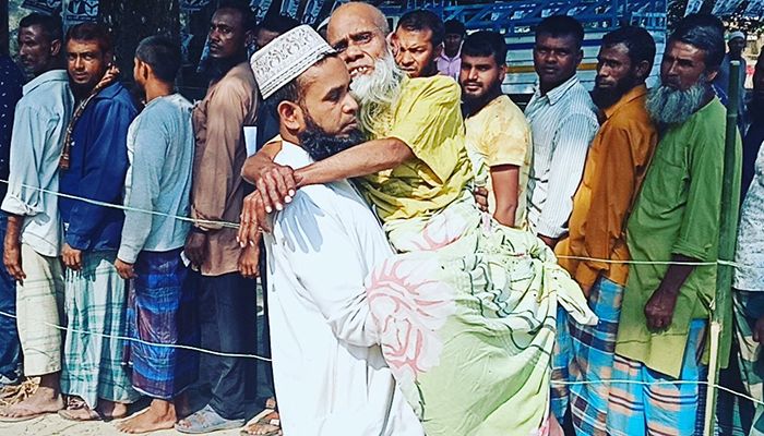 ছেলের কোলে চড়ে ভোট দিলেন সুমের আলী