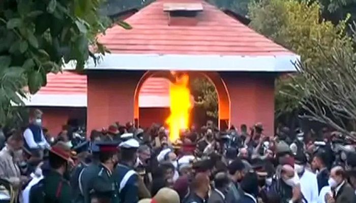 এক চিতায় বিপিন-মধুলিকা, বিদায় জানালেন ভারতবাসী