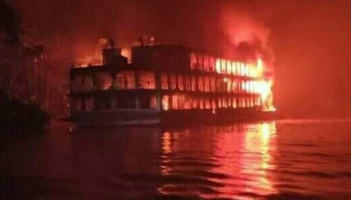 আগুন লাগার পরও ৪০ মিনিট চলে লঞ্চ