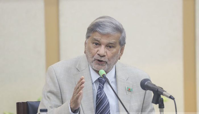 ‘রাজনীতিকদের চেয়ে আমলাদের কর্তৃত্ব বেশি’
