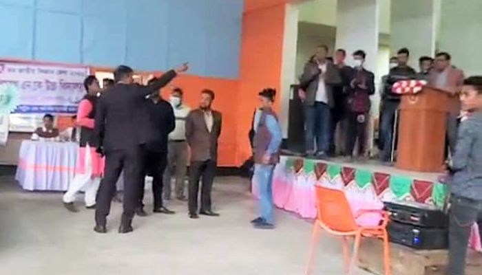 নাম নিচে থাকায় ব্যানার ছিঁড়লেন ভাইস চেয়ারম্যান