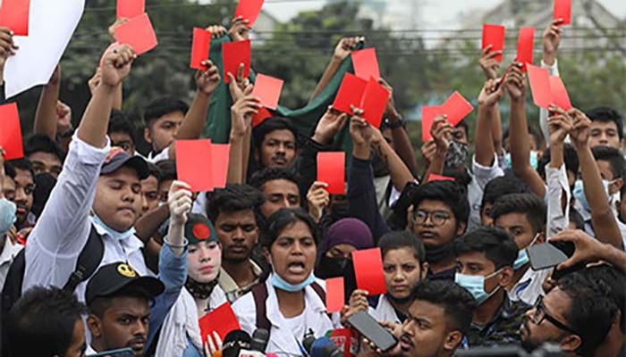 ‘লাল কার্ড’ হাতে রাস্তায় শিক্ষার্থীরা