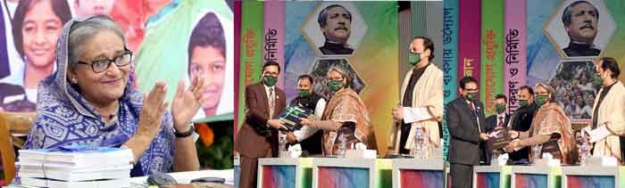 ছবিতে এসএসসির ফল প্রকাশ ও বই বিতরণ