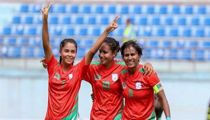 বাংলাদেশ নারী দলের উচ্ছ্বসিত তিন ফুটবলার। ফাইল ছবি