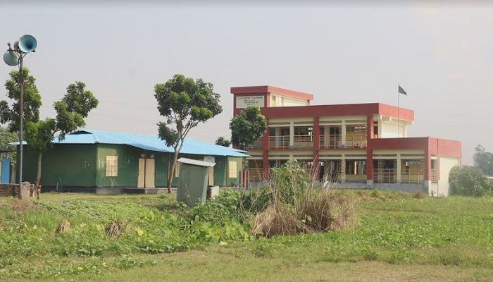 পাবনার প্রত্যন্ত চরাঞ্চলের একটি সরকারি প্রাথমিক বিদ্যালয়। ছবি: পাবনা প্রতিনিধি 