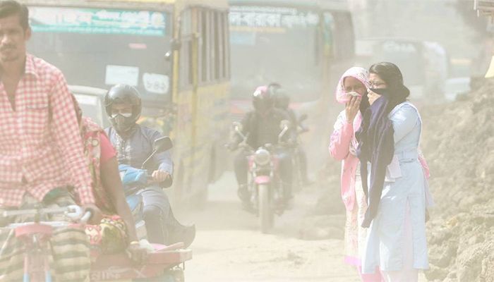 রাজধানীতে শতশত যানবাহন চলাচল করে। ফাইল ছবি 