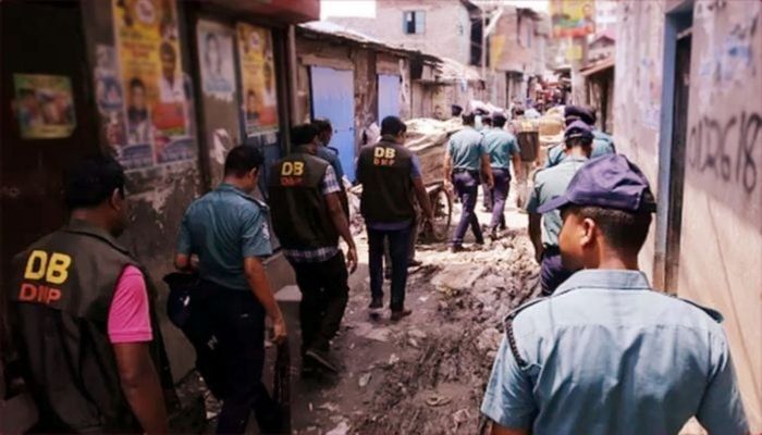 রাজধানীতে মাদকবিরোধী অভিযানে গ্রেপ্তার ৪১