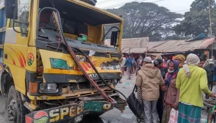 বাস-ট্রাক-মোটরসাইকেলের সংঘর্ষে নিহত ৩