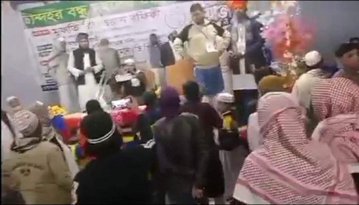 মাহফিলের বয়ানে বাধা, সভাপতিকে জুতা নিক্ষেপ