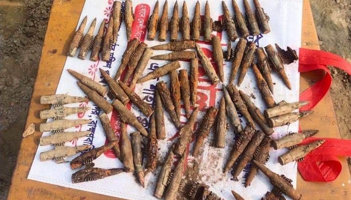 ভবন ভাঙতেই মিললো রাইফেলের ৬৮ রাউন্ড গুলি