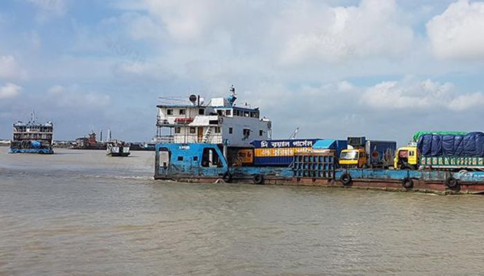 সাড়ে ১১ ঘণ্টা পর দৌলতদিয়া-পাটুরিয়ায় ফেরি চলাচল শুরু 