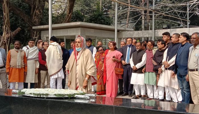  বঙ্গবন্ধুর প্রতিকৃতিতে সংসদ উপনেতার শ্রদ্ধা