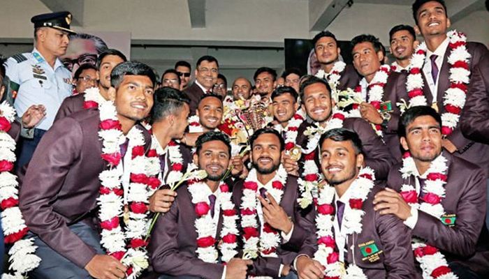 দেশে ফিরল চ্যাম্পিয়ন যুব হকি দল