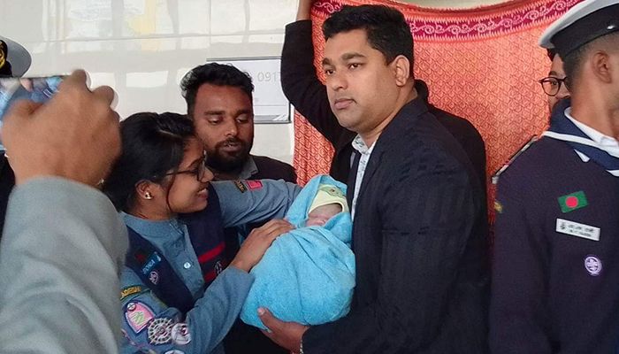 মেট্রোরেল স্টেশনে সন্তান প্রসব 