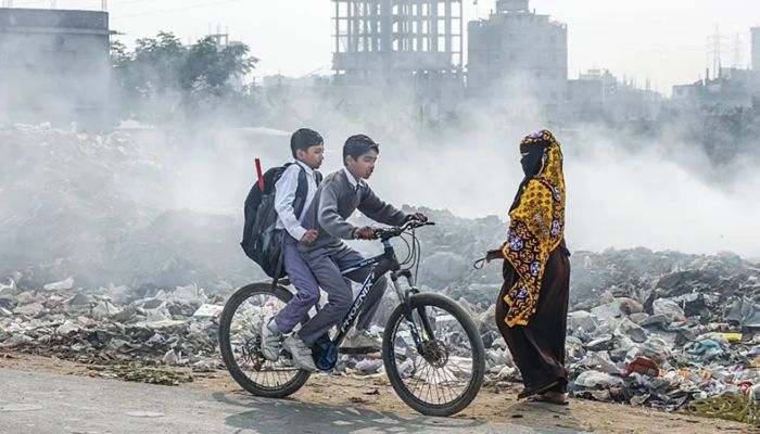 দূষিত শহরের তালিকায় ফের শীর্ষে ঢাকা
