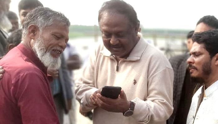 হঠাৎ দুই বিদেশিকে নিয়ে তিস্তার চরে বানিজ্যমন্ত্রী