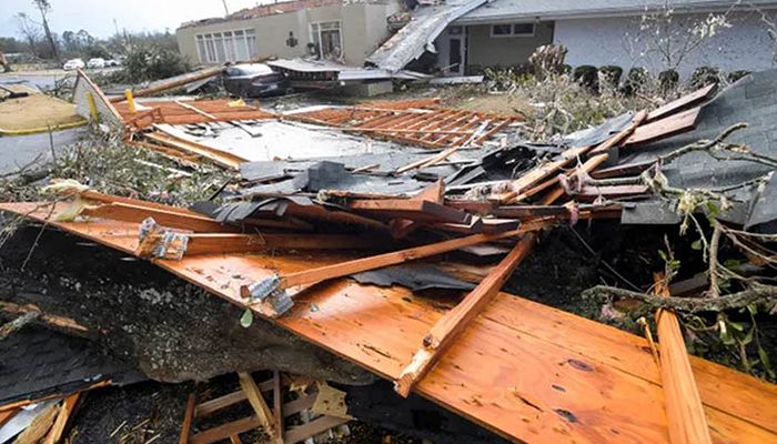 যুক্তরাষ্ট্রের আলাবামা অঙ্গরাজ্যে টর্নেডোর আঘাতে ক্ষতিগ্রস্ত এলাকা। ছবি: সিএনএন