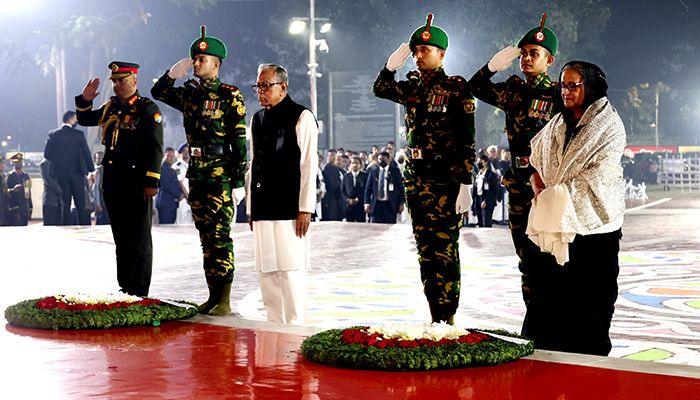কেন্দ্রীয় শহীদ মিনারে শ্রদ্ধা নিবেদন