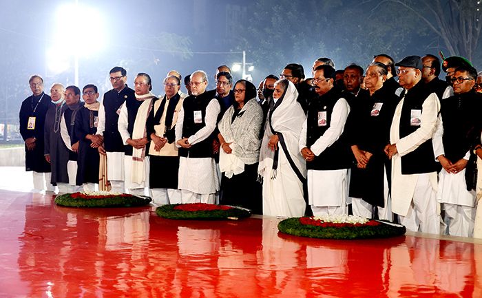 কেন্দ্রীয় শহীদ মিনারে শ্রদ্ধা নিবেদন