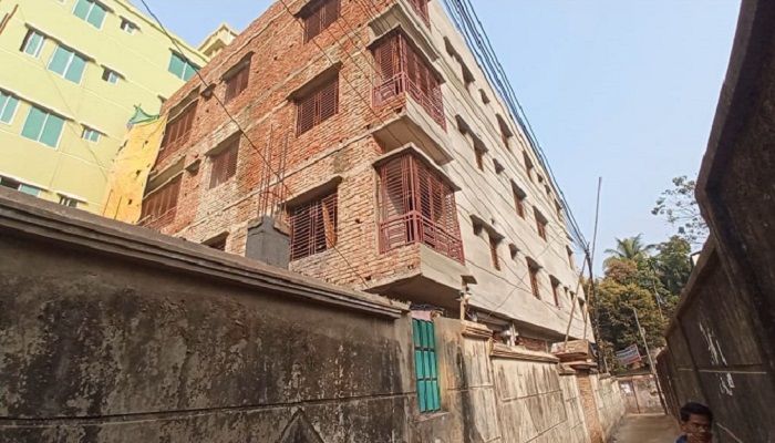 কক্সবাজারে চলাচলের রাস্তা ও নালা দখল করে স্থাপনা নির্মাণ