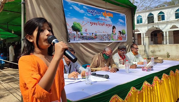শেরপুরে ভ্রাম্যমাণ বই মেলায় কবিতা পাঠ প্রতিযোগিতা 