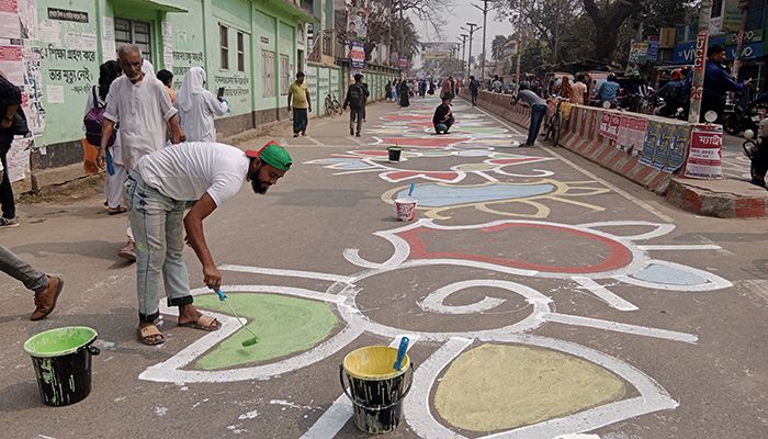 ঝিনাইদহে দুই কিলোমিটার সড়কজুড়ে আলপনা অংকন 